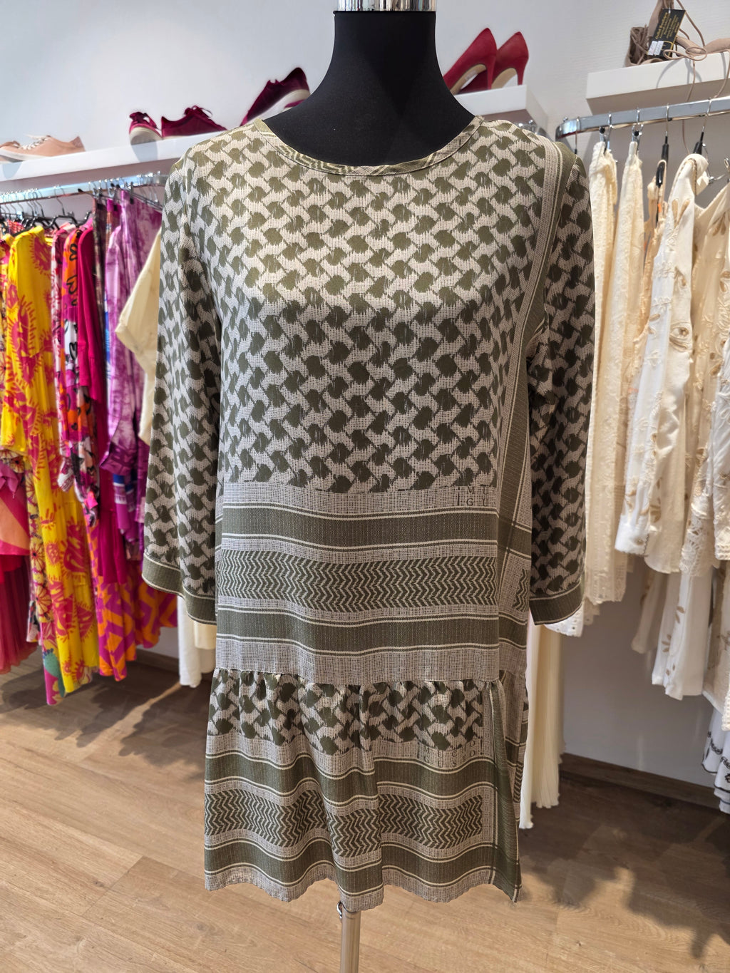 MUCHO GUSTO KLEID TUNIKAKLEID SEIDE GRÜN/KGALI/OLIVE GR.S